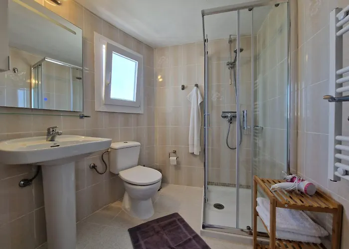 Neu renovierte Villa mit privatem Pool fußläufig zum Meer